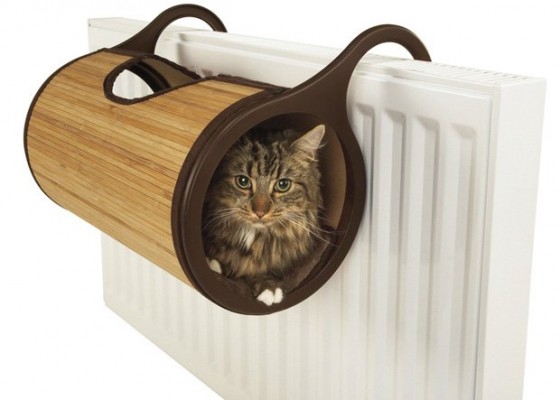 Zanimljiva ideja je ležaljka za mačke Jolly Moggy Cat Radiator Bed, dizajnirana tako da se postavlja na radijator, a nabaviti ju možete online na www.petplanet.co.uk .